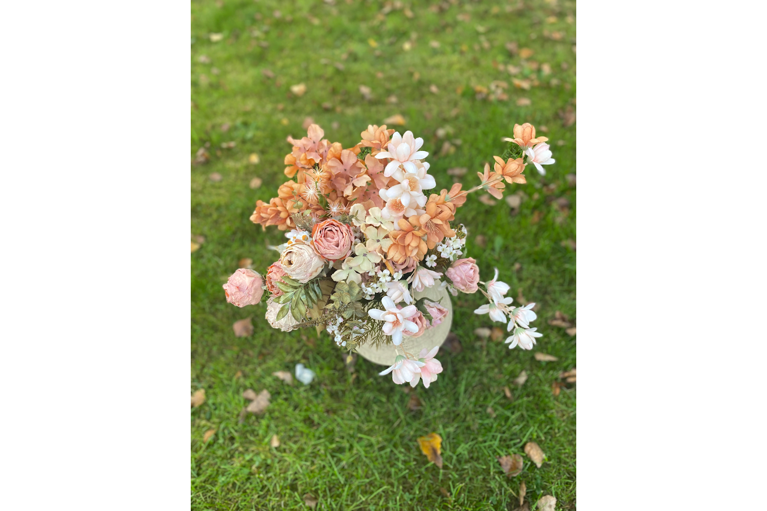 sztuczne kwiaty na stoliku w wazonie